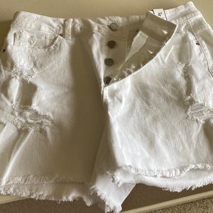 White destructed jean shorts